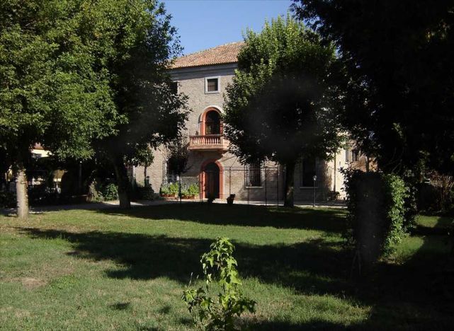 Casale Finemente Ristrutturato di 550 mq con 8 Camere Letto