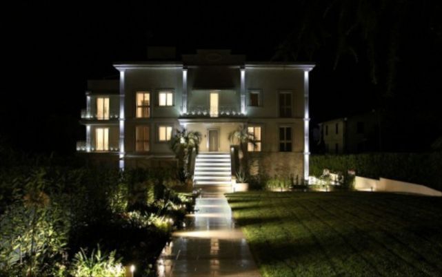 Penthouse and Apartments in Villa into the Garda Lake