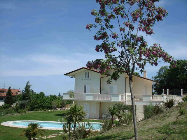 VILLA DI PREGIO VISTA MARE UBICATA IN COLLINA SOPRA LA CITTA' DI PESARO