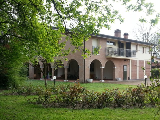 Luxury villa located in a private area just 9 Km from Ferrara
